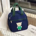 Schattige cartoon geïsoleerde canvas lunchtas voor studenten, donkerblauw met groene handvatten. - 507 Blauw beertje