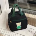 Canvas schattige cartoon geïsoleerde lunchtas voor studenten, zwart met groene handvatten. - 507 Zwart beertje