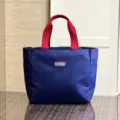 Blaues Segeltuch-Lunchpaket mit roten Griffen, Freizeittasche für Pendler und Mütter. - L / Etikettenschild / Blau