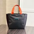 Schwarze Oxford-Stoff Lunchtasche mit orangen Griffen, stylische Pendler-Tragetasche für den Alltag. - S / Etikettenschild / Grau