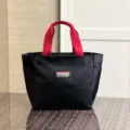 Schwarze Oxford Lunchtasche mit auffälligen roten Griffen, geräumige Pendler-Handtasche. - S / Etikettenschild / Schwarz