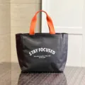 Schwarze Canvas-Tragetasche mit orangefarbenem Griff, schlichte Freizeittasche für Alltag. - L / Alphabet / Grau