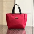 Rote Oxford-Stoff Tragetasche mit schwarzen Griffen, große Kapazität einfache Lunchtasche. - L / Etikettenschild / Rot