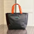 Schwarze Stofftasche mit orangen Griffen, stilvolle große Lunchtasche und Handtasche. - L / Etikettenschild / Grau