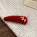 Gros plan détaillé d'une pince à cheveux en peluche rouge avec joli pendentif poney. - Pince BB - Triangle - Or - Rouge / Pièce Unique