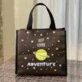 Braune isolierte Lunchtasche mit niedlichem Weltall Planeten Cartoon Print, praktische Bento Tasche. - Kaffee Happy Planet