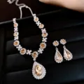 Vista detallada del conjunto de collar y pendientes de lágrima de estrás brillante. - Pendientes y Collar / Gris Plata