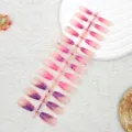 Vista detallada de uñas postizas largas con degradado, set de manicura francesa rosa. - TCY644 Dibujo colorido (Tira de 24 piezas)