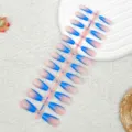 Vista detallada de uñas postizas largas con degradado azul, set de manicura bailarina de cerca. - TCY677 Sueño azul (Tira de 24 piezas)