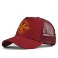 Gorra de béisbol de malla roja con estampado amarillo Yellowstone Ranch, transpirable. - Ajustable / Burdeos