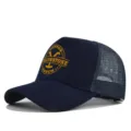 Gorra trucker azul marino con estampado amarillo Yellowstone Ranch y malla transpirable. - Ajustable / Azul marino