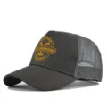 Vista detallada de la gorra de béisbol trucker gris oscuro con estampado Yellowstone. - Ajustable / Gris oscuro