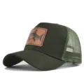 Vista detallada de la gorra verde de camionero con parche de cuero de tiburón y malla trasera. - Ajustable / Verde Militar