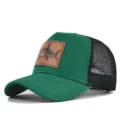 Gorra de béisbol de malla verde vista detallada con parche de tiburón de cuero delantero y red. - Ajustable / Verde