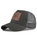 Graue Mesh Trucker Cap mit braunem Lederaufnäher, lässige Sommer Baseballmütze Detail. - Verstellbar / Dunkelgrau