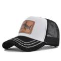 Gorra trucker de malla para hombre con parche de cuero de tiburon y diseño blanco y negro. - Ajustable / Black With White Embroidery Line