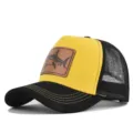 Vista detallada de gorra trucker amarilla y negra de malla con parche de tiburón de cuero. - Ajustable / Negro Amarillo