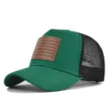 Vue detaillee de la casquette trucker verte avec filet noir et patch en cuir drapeau d'arbre. - Réglable / Vert (CM813-8)