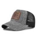 Graue Trucker Cap mit Mesh-Rückseite und braunem Leder-Patch vorne mit MOM Textaufdruck. - Verstellbar / Melange Grau Schwarzes Netz