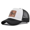 Gorra de béisbol trucker de malla negra y blanca con parche de tiburón de cuero marrón, transpirable. - Ajustable / Negro y Blanco