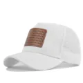 Casquette trucker blanche en maille avec ecusson en cuir drapeau pin pour loisirs. - Réglable / Blanc (CM813-9)