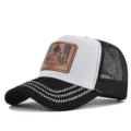 Gedetailleerd overzicht van de zwart-witte mesh trucker pet met een leren patch. - Zwart-wit borduurgaren