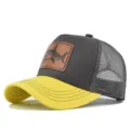 Gorra trucker gris de malla con visera amarilla y parche de tiburón de cuero elegante. - Ajustable / Amarillo/Gris
