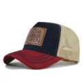 Nahaufnahme des Mesh Trucker Huts mit stylischem MOM Lederpatch und schicker Kontrastkrempe. - Verstellbar / Weinrot/Marineblau