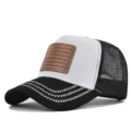 Vue détaillée de la casquette trucker noir et blanc avec patch en cuir et coutures de visière. - Réglable / Noir/Fil à Broder Blanc (CM813-13)