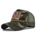 Detailopname van de camo mesh honkbalpet met bruine lederen esdoorn en berg patch voor buiten. - Khaki Camouflage