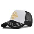 Gorra trucker de malla en blanco y negro con estampado Yellowstone ranch y costuras en zigzag. - Ajustable / Negro Blanco - Bordado