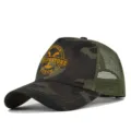 Vista detallada de una gorra trucker de camuflaje con estampado de Yellowstone Ranch. - Ajustable / Gris Camuflaje