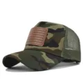 Détail de casquette trucker camouflage en filet avec patch en cuir marron et motif d'arbres. - Réglable / Camouflage Kaki (CM813-15)