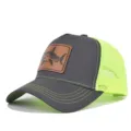 Primer plano detallado de la gorra de béisbol de malla gris y amarillo neón con parche de tiburón. - Ajustable / Gris Oscuro/Malla Verde