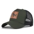 Detalle de gorra trucker verde militar con parche de tiburón de cuero y malla trasera. - Ajustable / Verde Militar Malla Negra