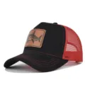Vista detallada de una gorra de béisbol negra de malla con parche de cuero de tiburón. - Ajustable / Negro y Malla Rojo Brillante