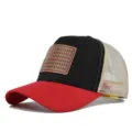 Casquette trucker classique avec filet respirant, visière rouge et patch drapeau. - Réglable / Rouge/Noir/Maille Beige (CM813-26)