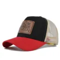 Nahaufnahme der schwarz-roten Trucker Cap mit braunem Leder-Patch und Mesh-Einsatz. - Verstellbar / Rot und Schwarz mit Beigem Netz
