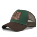 Detailansicht der gruene braune Trucker Cap mit Lederaufnaeher und atmungsaktivem Mesh-Ruecken. - Verstellbar / Kaffee und Grün