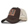 Bruine mesh truckerpet detail, met lederen patch met berg- en esdoornbladmotief voor de zomer. - Koffie met Beige Mesh