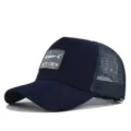 Nahaufnahme Detail des dunkelblauen Mesh-Trucker-Hutes mit Haifisch-Stickerei-Aufnäher. - CM715-3 Navyblau / Verstellbar