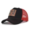 Detailweergave van de zwarte truckerpet met rode mesh achterkant en lederen patch. - Zwart met Fel Rood Mesh