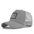 Graue Trucker Cap mit gesticktem Hai-Patch, gebogenem Schirm und atmungsaktivem Mesh-Netzteil. - CM715-6 Hellgrau / Verstellbar