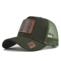 Legergroene truckerpet met bruine lederen patch, ademende mesh achterkant en klep. - Verstelbaar / CM806-4 legergroen / Legergroen