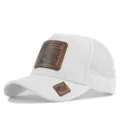 Witte truckerpet met bruine lederen patch en mesh achterkant, stijlvolle casual zomer honkbalpet. - Wit