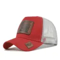 Rood-witte trucker cap met mesh achterkant, gebogen klep en stijlvolle lederen patch. - Rood Beige Gaas