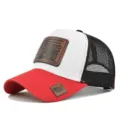 Rode brim witte voorkant zwarte mesh trucker pet met lederen patch voor de zomer - Rood Wit Contrast Zwart Gaas