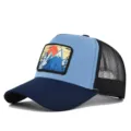 Detailansicht der Sommer Trucker Mesh Baseballcap mit stylischem Berg-Aufnäher und Schirm. - Verstellbar / Navyblau Und Blau