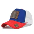 Klassieke blauw-rode truckerpet met witte mesh achterkant, lederen patch en verstelbare pasvorm. - Rood & Koningsblauw (Wit Mesh)