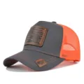 Grijs en oranje mesh honkbalpet met bruine lederen patch, ademende truckerhoed in zomerse stijl. - Donkergrijs & Oranje Mesh